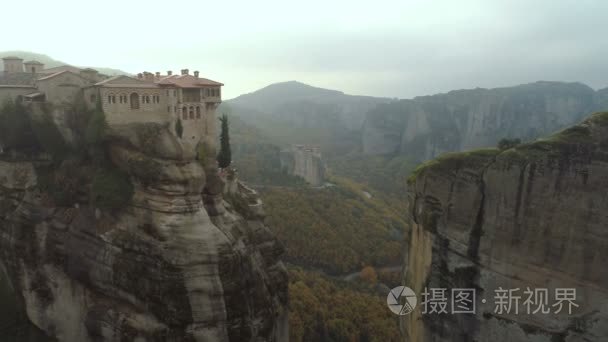 米特奥拉岩石风景和修道院的空中看法在希腊