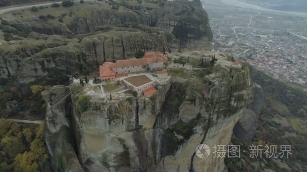 米特奥拉岩石风景和修道院的空中看法在希腊