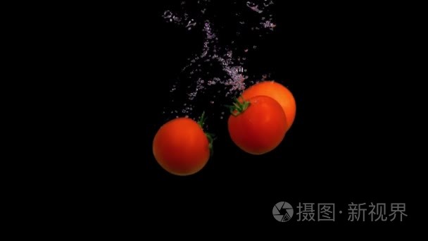 缓慢运动中的西红柿在水中下降视频