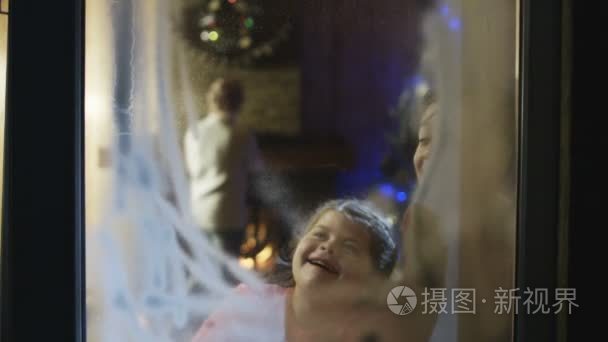 快乐的家庭在圣诞夜探索星星视频