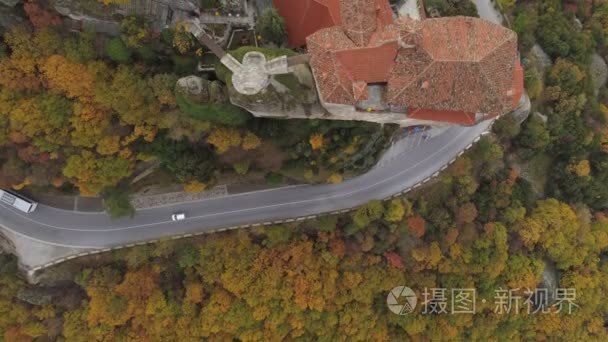 米特奥拉岩石风景和修道院的空中看法在希腊