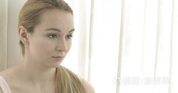 年轻漂亮的女人在家里喝咖啡