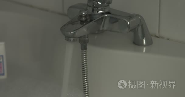 银色水龙头打开装满浴缸的水视频