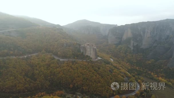 米特奥拉岩石风景和修道院的空中看法在希腊