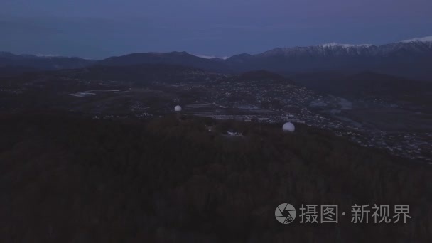在索契的奥运村的最高视图。剪辑.夕阳下的索契奥运村美景