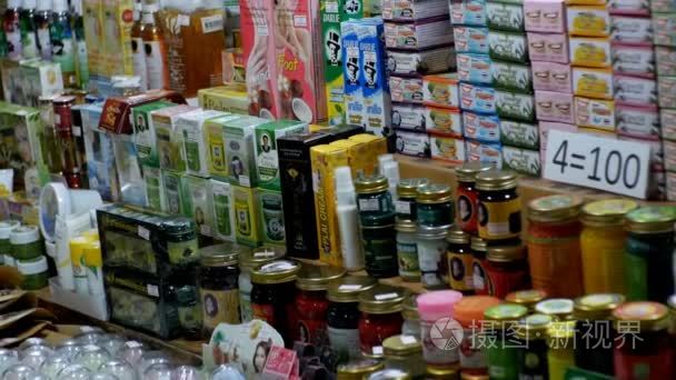 泰国化妆品亚洲商店在街头夜市。宗甸  芭堤雅