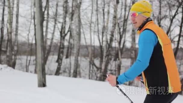 滑雪运动员正在攀登一座雪山。