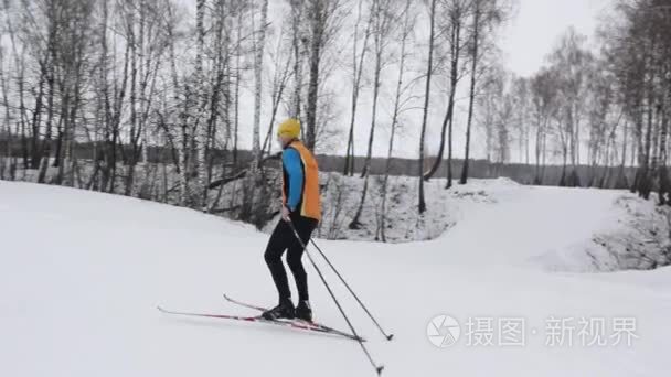 滑雪运动员正在攀登一座雪山。