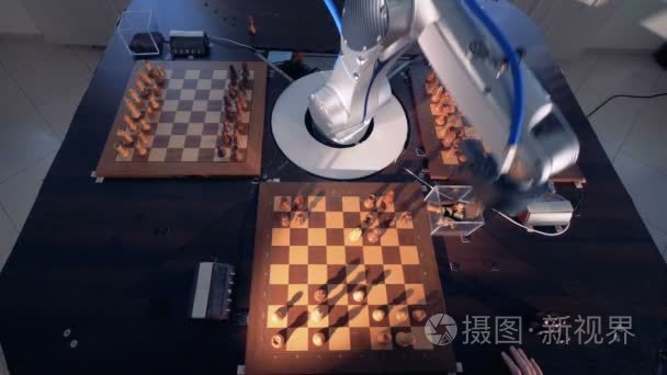 机器人手臂从上面下棋视频