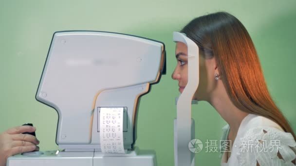 运动机械对年轻女子视力的体检视频