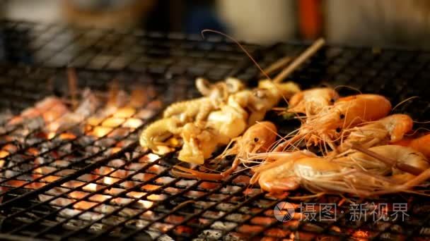 虾烧烤在夜间食品市场  泰国街头食品