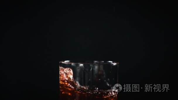 玻璃中的水滴和石榴石汁视频