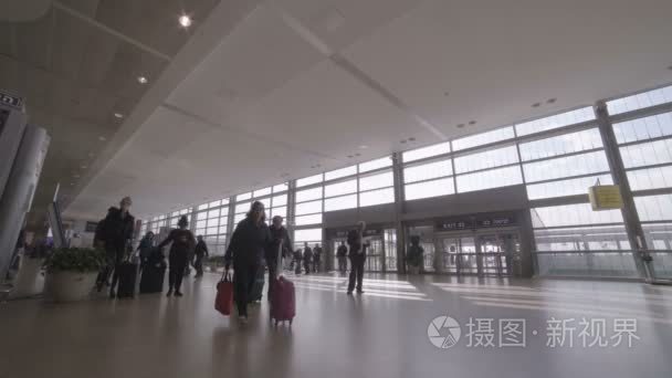 机场候机楼的人带行李视频