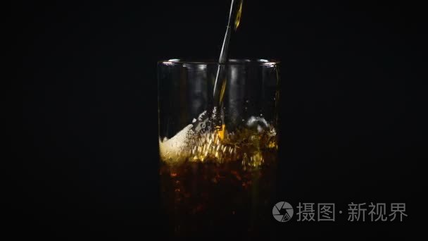 溢出泡沫波光粼粼的水视频