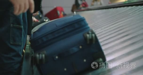 旅客从机场传送带收集行李视频