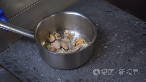 餐厅海鲜饭烹调厨师油炸虾