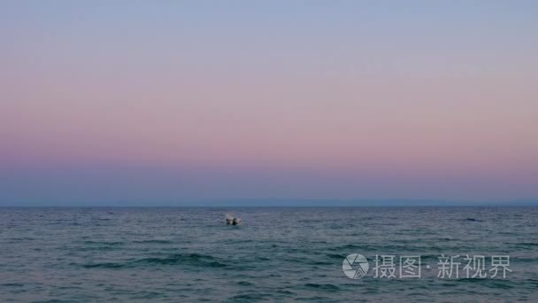 夜水景与寂寞小船摇摆在海浪视频