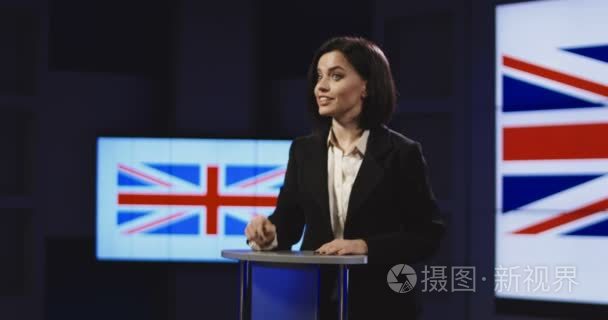 女性新闻主播展示英国新闻视频