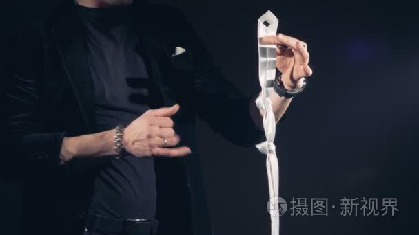 魔术师使两个结从白色领带消失视频