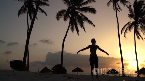 清晨在棕榈树上伸展瑜伽的女孩视频