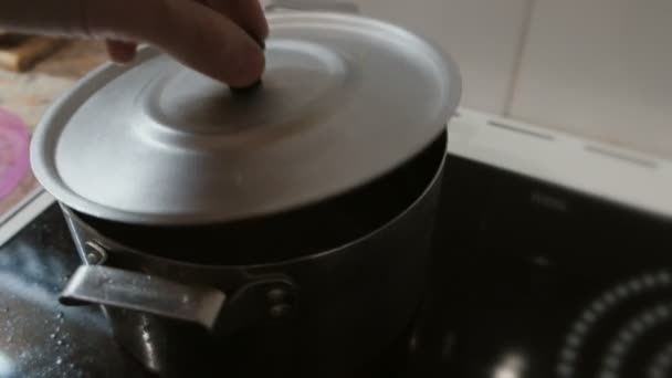 Как снять крышку с кастрюли