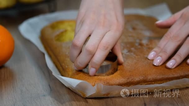 在面包店里切饼干圈的年轻女子视频