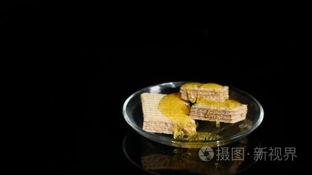 黑底碗里有蜂蜜和坚果的华夫饼视频