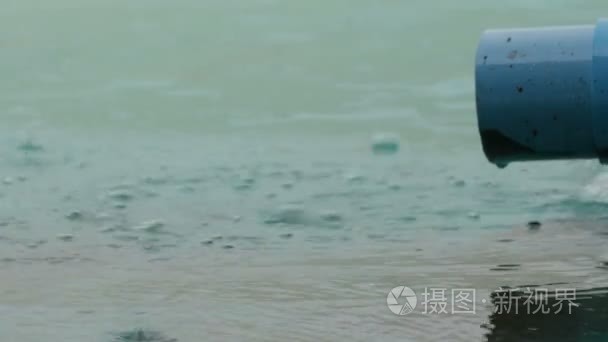 雨水排水的大蓝色雨水管。热带降雨