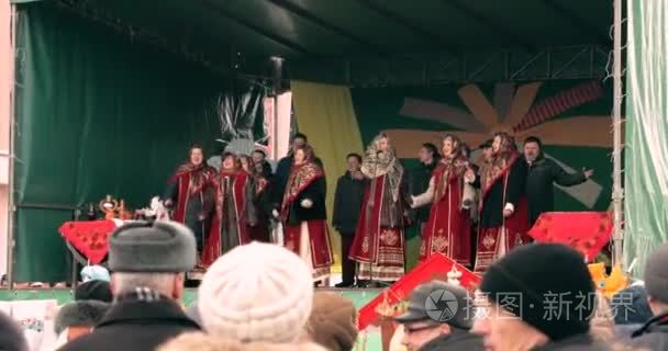 在白俄罗斯戈梅利举行的 Maslenitsa Shrovetide 假日庆典上, 民族服饰中的无名人群团体