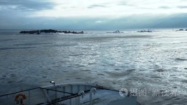 在冰冷的海洋中航行的巨大渡船视频