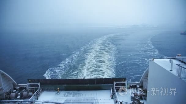在冰冷的海洋中航行的巨大渡船