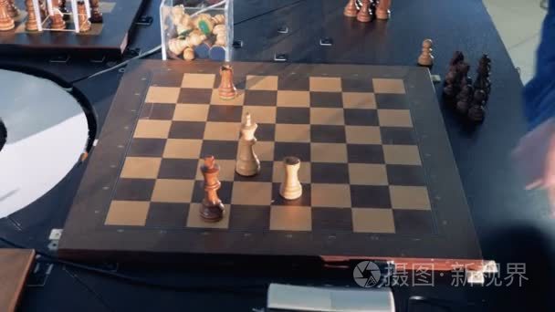 未来是现在。机器人在国际象棋中赢得一个人