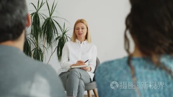 女性经验丰富的心理分析师与已婚夫妇试图解决他们的关系困难