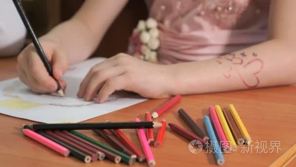 儿童用彩色铅笔画图画视频