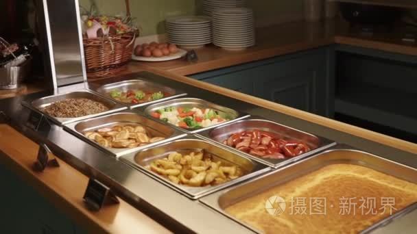 在容器、营养食品中用各种食物关闭自助餐的镜头