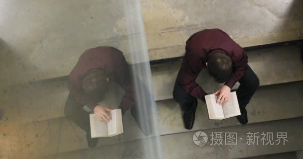 集中在高校图书馆中的留学生视频