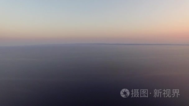 夕阳下浩瀚大海的空中水景视频