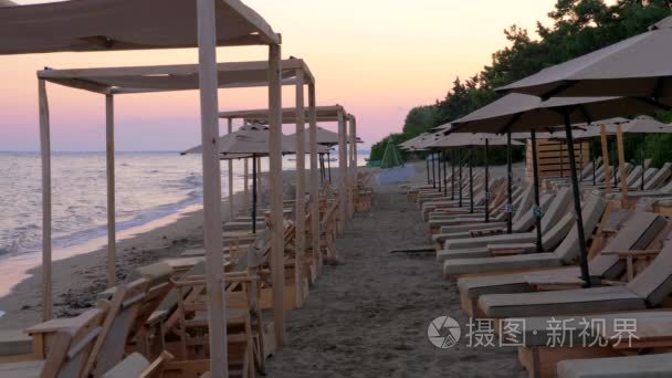 日落时分空日光浴的大海与海滩视频