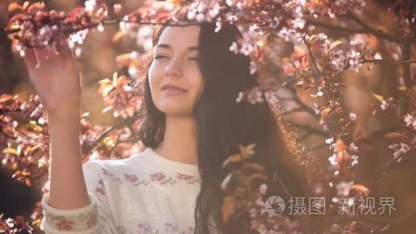 女人和落花的樱花在性质上视频