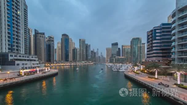 迪拜码头塔和运河在迪拜天晚上游戏中时光倒流到视图