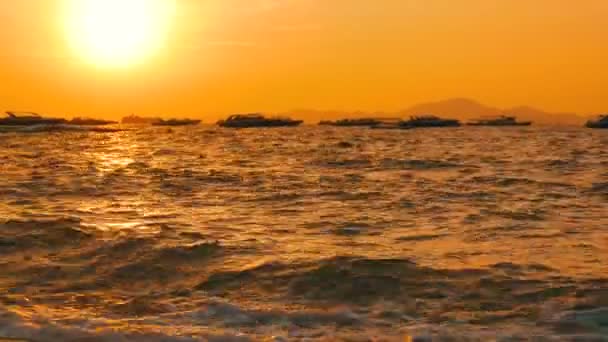 芭堤雅 泰国 17年12月25日 在山的背景下 海边风景如画的红色日落 海浪在傍晚拍打着岸边 海上游乐艇mov格式视频下载 正版视频编号01mgf4 摄图新视界视频库 芭堤雅 泰国 17年12月25日 在山的背景下 海边风景如画的红色日落 海浪在傍晚拍打着岸边 海上游乐艇mov格式视频下载 正版视频编号01mgf4 摄图新视界视频库