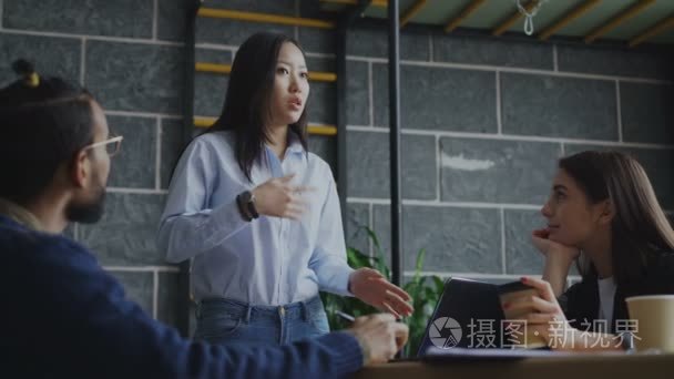 在现代办公室内创业项目的集思广益中, 勇亚妇女与创意团队的对话与讨论新思路