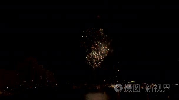 烟花在城市夜视频