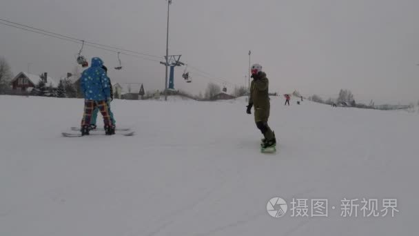 滑雪板在高速下下降斜坡