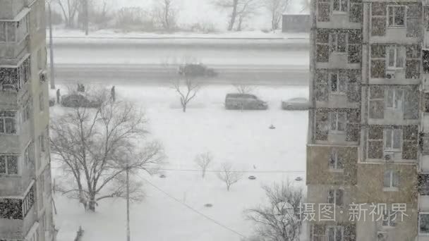 城市的降雪。从窗户到街边的雪。特写