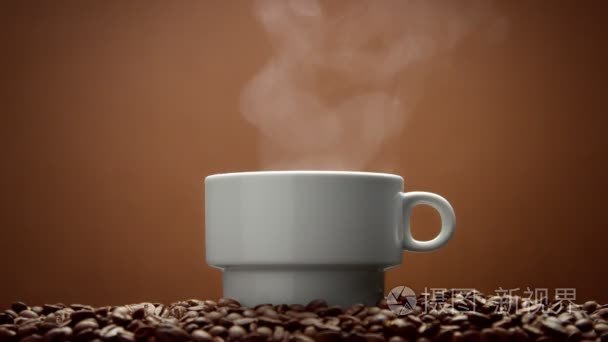 咖啡豆用热饮料蒸气的白杯视频
