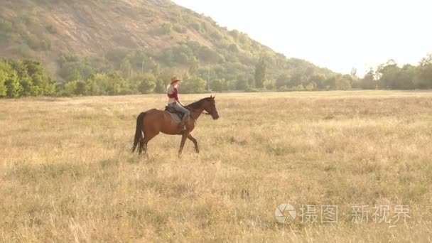 女孩骑马在山附近的领域