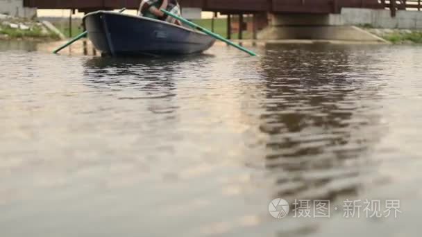 一对爱的情侣漂浮在小船上视频