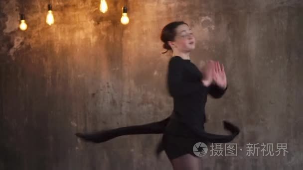 有才华的女舞蹈家展示她的舞步视频