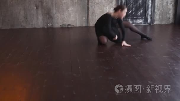有才华的女人练习舞蹈动作视频